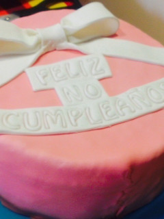 Una foto de Tarta de chocolate de tres pisos con fondant para celíacos