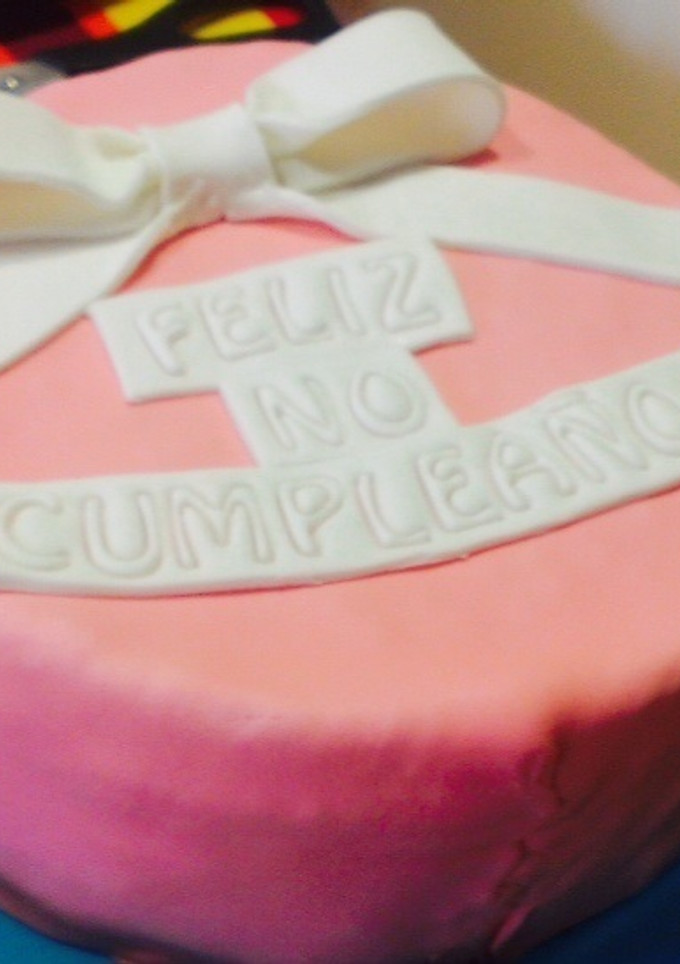 Una foto de Tarta de chocolate de tres pisos con fondant para celíacos