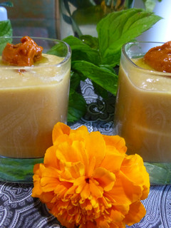 Una foto de Chupitos de cocido con crema de pimientos picantes
