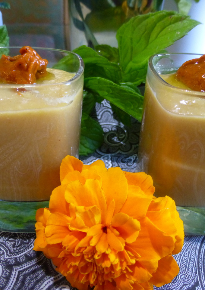 Una foto de Chupitos de cocido con crema de pimientos picantes