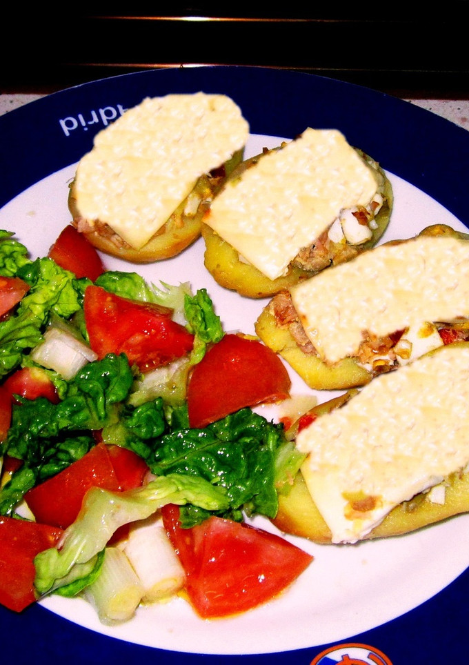 Una foto de Patatas rellenas de atún gratinadas
