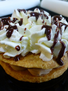 Una foto de Mousse de castaña con galleta salada y nata con chocolate
