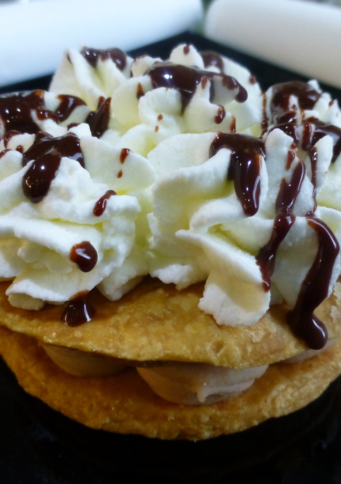 Una foto de Mousse de castaña con galleta salada y nata con chocolate