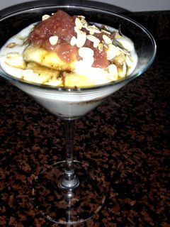 Una foto de Plátano a la plancha con helado de yogur y mermelada