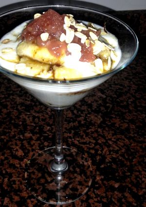 Una foto de Plátano a la plancha con helado de yogur y mermelada