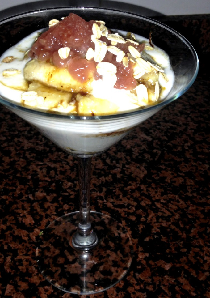 Una foto de Plátano a la plancha con helado de yogur y mermelada