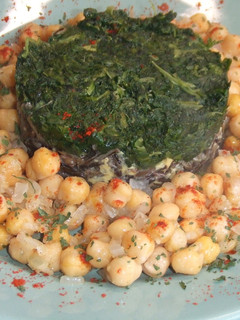 Una foto de Pastel de arroz salvaje con garbanzos al pimentón de La Vera