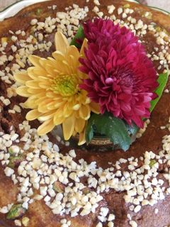 Una foto de Rosca integral marmolada al ron con pistachos y almendras