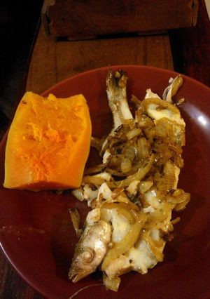 Una foto de Pejerrey encebollado