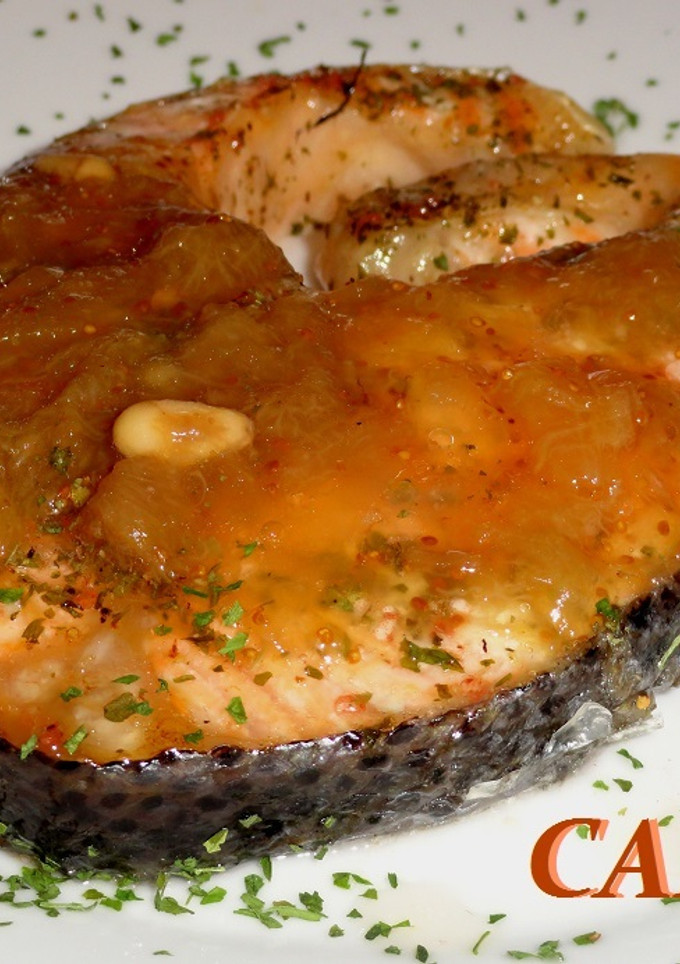 Una foto de Salmón asado con chutney de higos