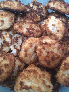 Una foto de Sultanas de coco y huevo