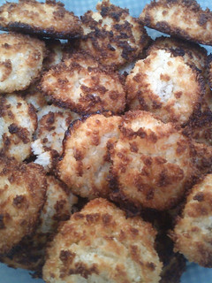 Una foto de Sultanas de coco y huevo