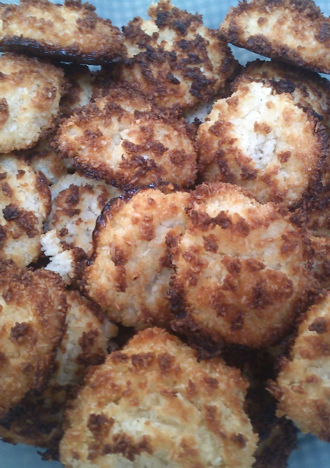 Una foto de Sultanas de coco y huevo