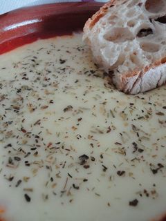 Una foto de Provoleta a las hierbas provenzales