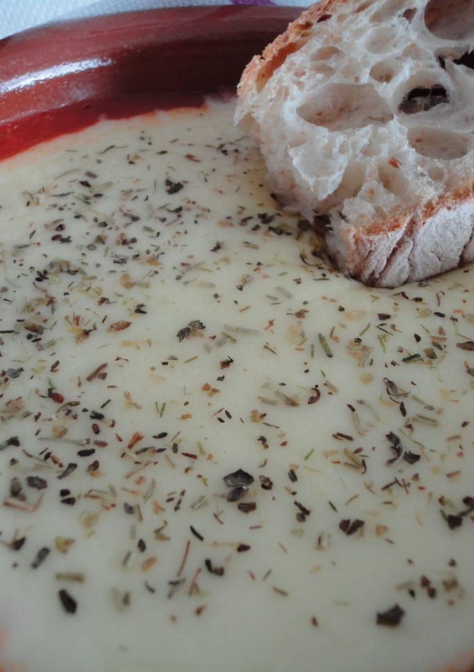Una foto de Provoleta a las hierbas provenzales