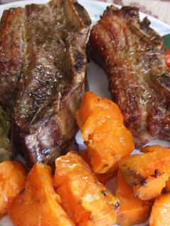 Una foto de Asado al horno con boniatos y alcachofas