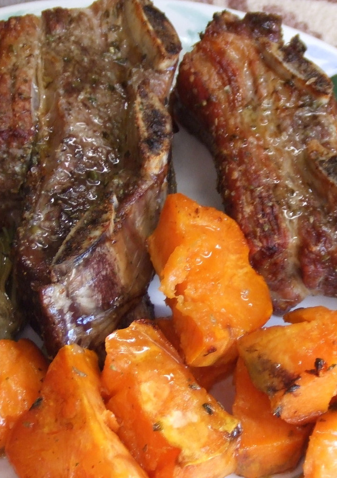 Una foto de Asado al horno con boniatos y alcachofas