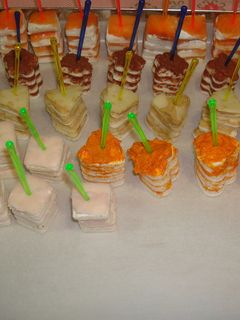 Una foto de Mini canapés multicolores