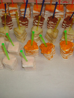 Una foto de Mini canapés multicolores