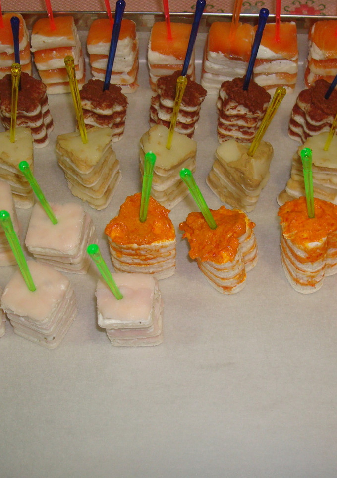 Una foto de Mini canapés multicolores