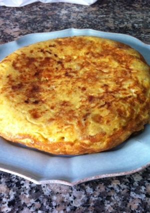 Una foto de Tortilla de patatas con cebolla confitada