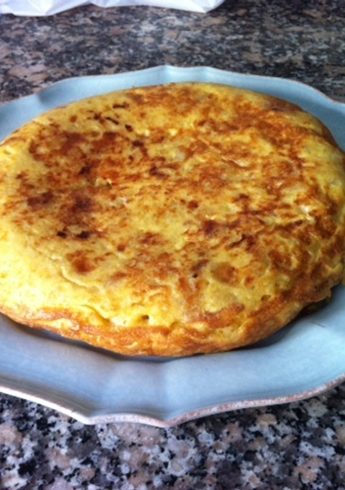 Una foto de Tortilla de patatas con cebolla confitada