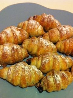 Una foto de mini-croissants de hojaldre rellenos de chocolate a la taza