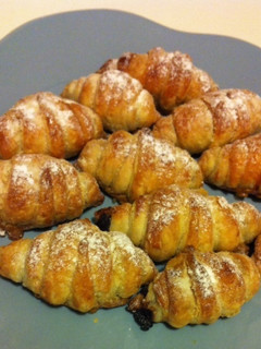 Una foto de mini-croissants de hojaldre rellenos de chocolate a la taza