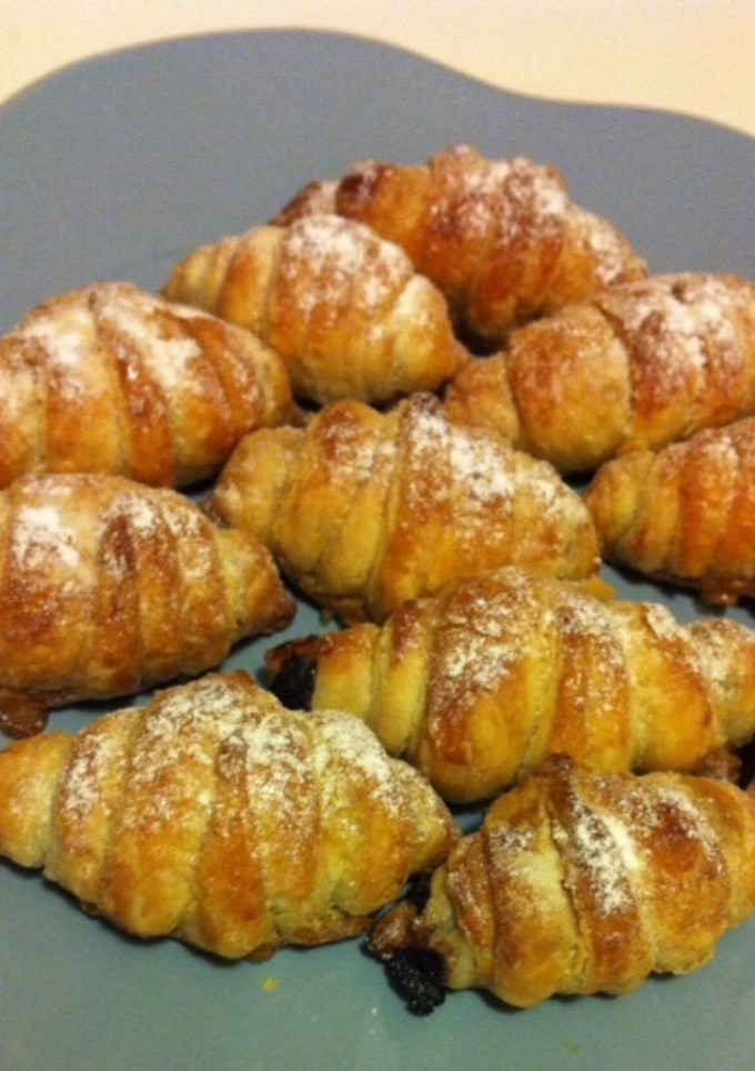 Una foto de mini-croissants de hojaldre rellenos de chocolate a la taza