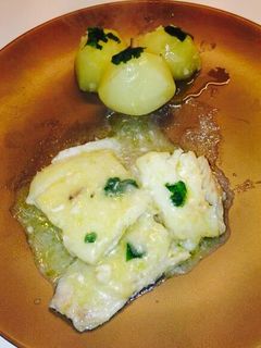 Una foto de Bacalao al pil-pil con guarnición de patata cocida