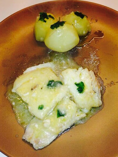 Una foto de Bacalao al pil-pil con guarnición de patata cocida