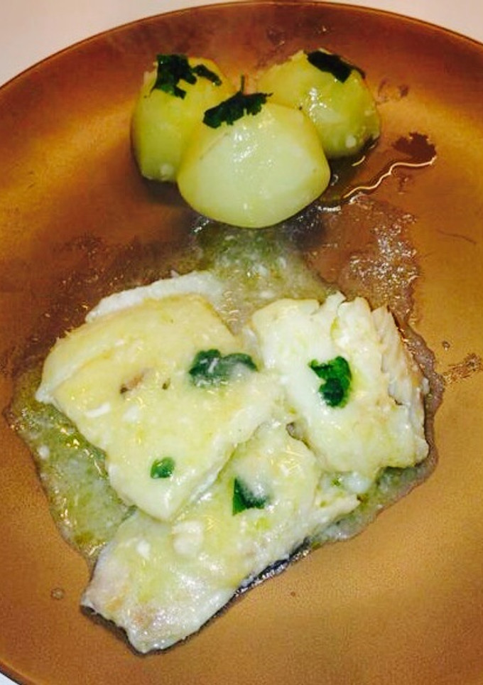 Una foto de Bacalao al pil-pil con guarnición de patata cocida