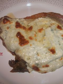 Una foto de Chuleta de cerdo gratinada al queso azul