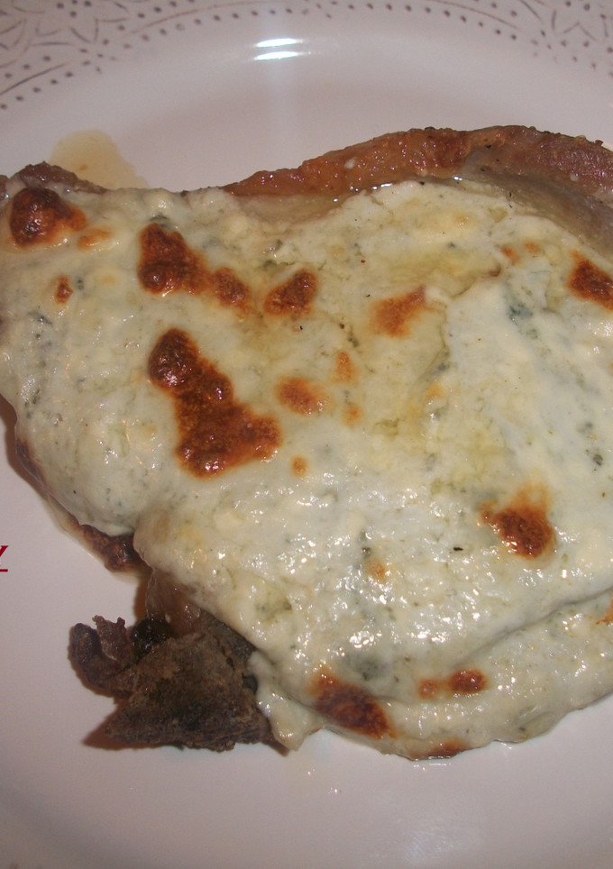 Una foto de Chuleta de cerdo gratinada al queso azul
