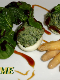 Una foto de Huevos rellenos de espinacas y setas