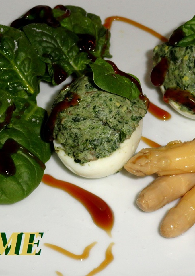 Una foto de Huevos rellenos de espinacas y setas
