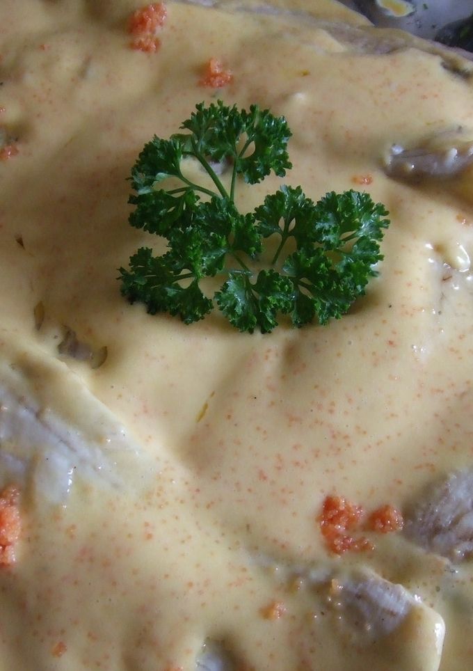 Una foto de Pescado con salsa holandesa de huevas