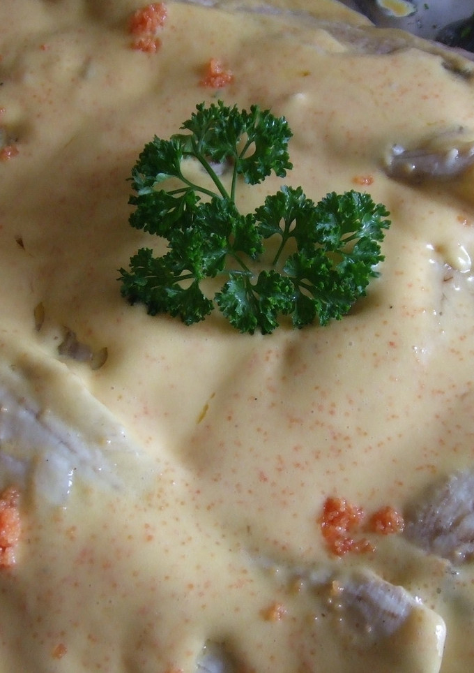 Una foto de Pescado con salsa holandesa de huevas