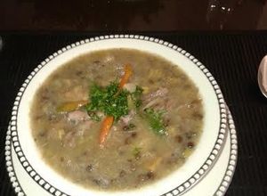 Una foto de Sopa de guandul con hueso de cerdo