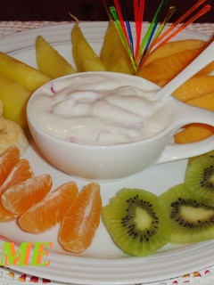 Una foto de Ensalada de frutas con queso batido y arándanos