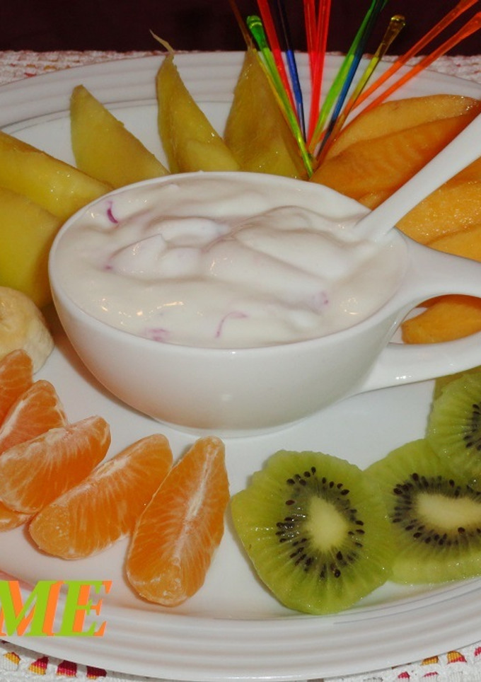 Una foto de Ensalada de frutas con queso batido y arándanos
