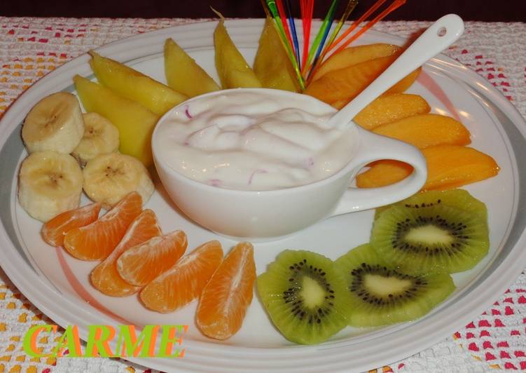 Ensalada de frutas con queso batido y arándanos
