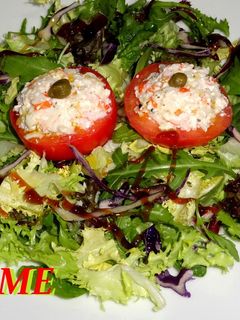 Una foto de Tomates rellenos de queso fresco y surimi