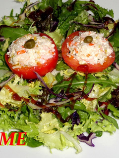 Una foto de Tomates rellenos de queso fresco y surimi