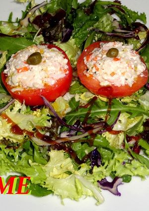 Una foto de Tomates rellenos de queso fresco y surimi