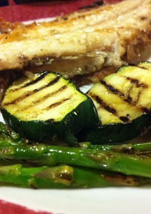 Una foto de Lenguado a la plancha con verduras