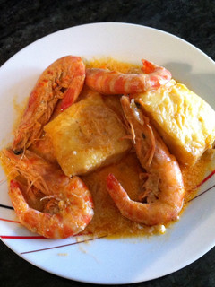 Una foto de Bacalao con langostinos y crema de leche