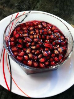 Una foto de Postre de granada con vino del priorato