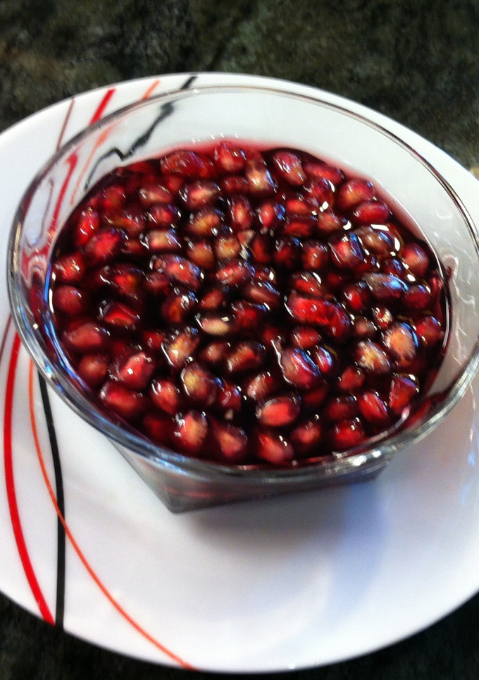 Una foto de Postre de granada con vino del priorato