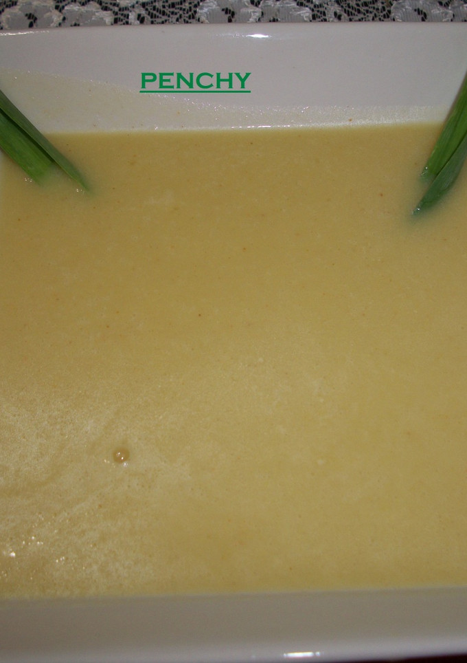 Una foto de Crema de verduras con mostaza en polvo y curry